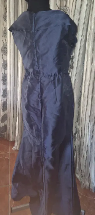 Vestido de fiesta azul con detalles plateados