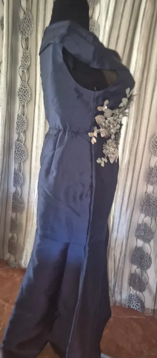 Vestido de fiesta azul con detalles plateados
