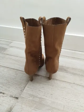 Botines camel con tachuelas