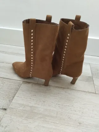 Botines camel con tachuelas