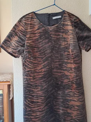 Vestido Mango y Camiseta Zara