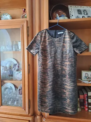 Vestido Mango y Camiseta Zara