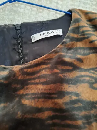 Vestido Mango y Camiseta Zara