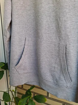 Sudadera gris con capucha