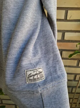 Sudadera gris con capucha