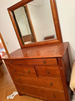 Habitación de madera color cerezo.