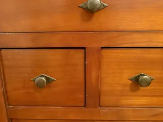 Habitación de madera color cerezo.