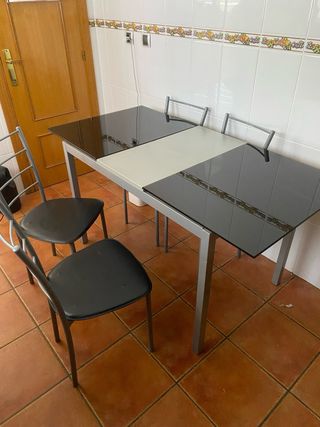 Mesa de cocina con 4 sillas