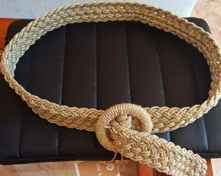 Bolso cesta dorado grande con cinturón a juego.