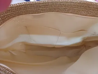 Bolso cesta dorado grande con cinturón a juego.