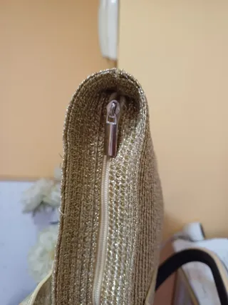 Bolso cesta dorado grande con cinturón a juego.