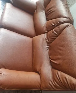 Sofá 2 plazas + 2 puffs marrón