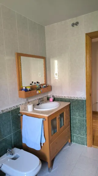 Mueble de baño con lavabo y espejo