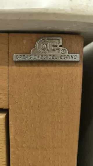 Mueble de baño con lavabo y espejo