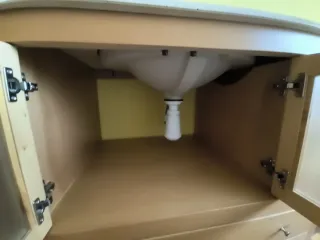 Mueble de baño con lavabo y espejo