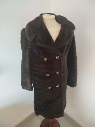 Elegante abrigo de mutón negro