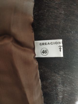 Elegante abrigo de mutón negro