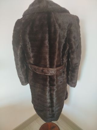 Elegante abrigo de mutón negro