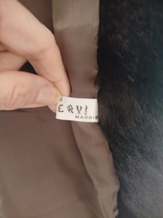 Elegante abrigo de mutón negro