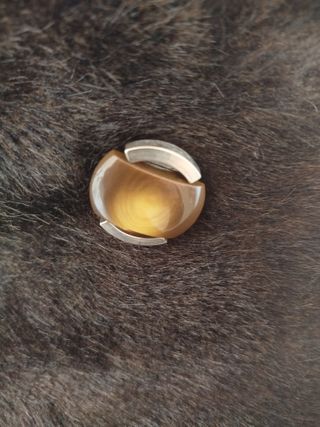 Elegante abrigo de mutón negro