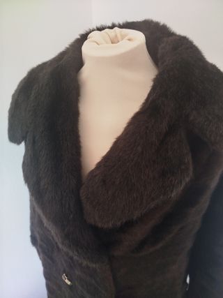 Elegante abrigo de mutón negro