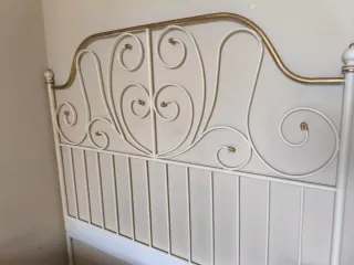 Cabecero de cama blanco y dorado