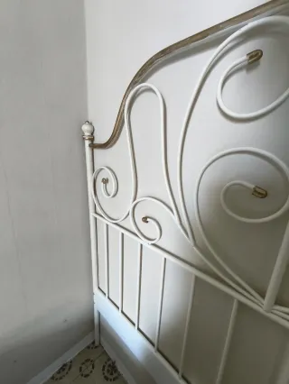 Cabecero de cama blanco y dorado