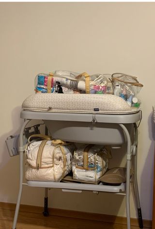 Mesa de muda com banheira