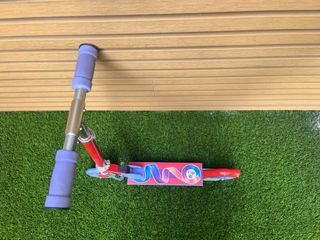 Patinete infantil rojo y morado