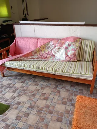Sofá cama madera y tela. Se puede desmontar.