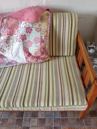 Sofá cama madera y tela. Se puede desmontar.