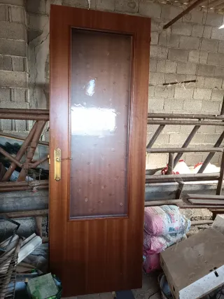 Puerta de madera con cristal