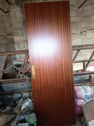 Puerta de madera con cristal