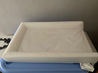 Cambiador de mesa blanco Ikea con funda.