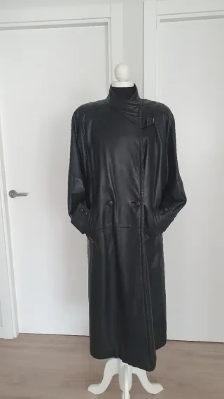 Abrigo de piel negro largo