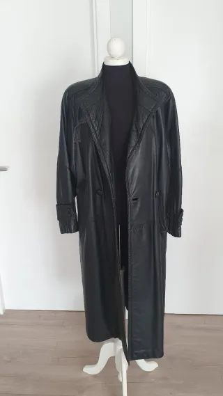 Abrigo de piel negro largo