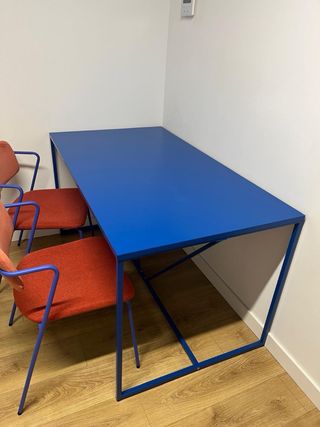 Mesa azul y sillas rojas
