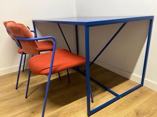 Mesa azul y sillas rojas