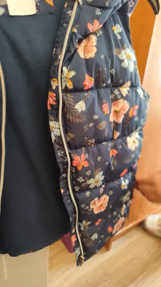 Chaleco Mango con capucha floral