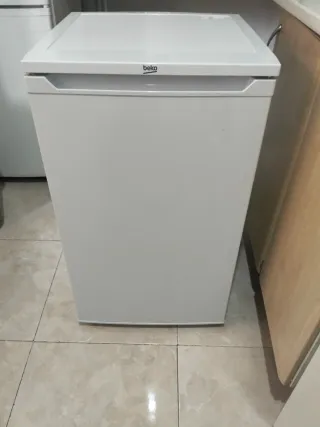 Nevera bajo encimera blanca