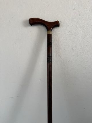 Baston de madera oscuro con detalles