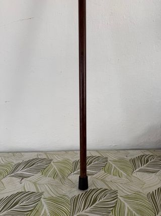 Baston de madera oscuro con detalles