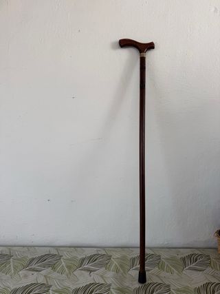 Baston de madera oscuro con detalles