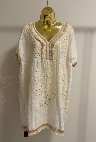 Vestido branco verão com detalhes bege