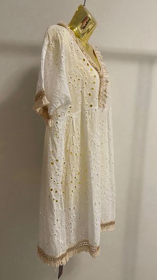 Vestido branco verão com detalhes bege