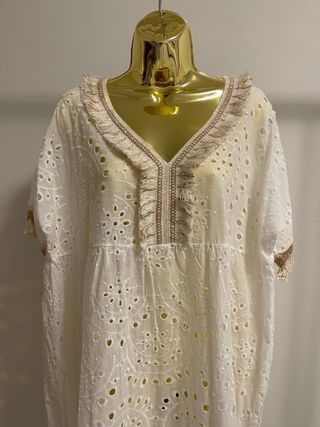 Vestido branco verão com detalhes bege