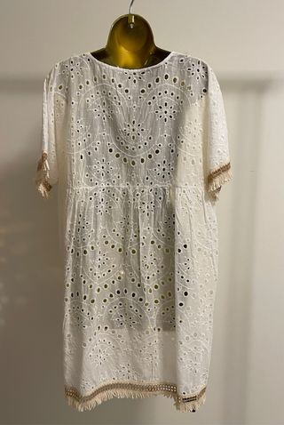 Vestido branco verão com detalhes bege
