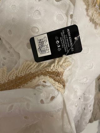 Vestido branco verão com detalhes bege