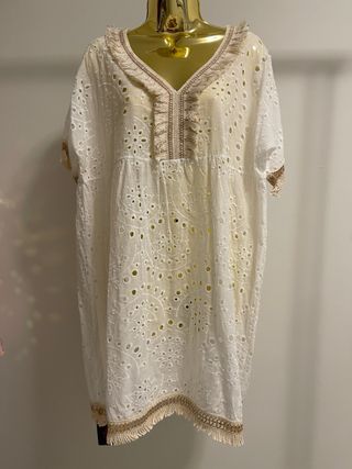 Vestido branco verão com detalhes bege