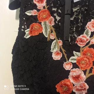 Top de encaje negro con un precioso bordado floral